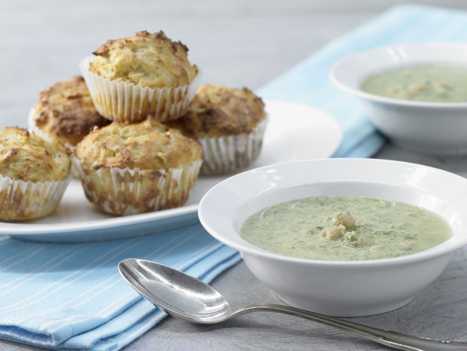 Spinatsuppe mit Muffins Rezept | EAT SMARTER