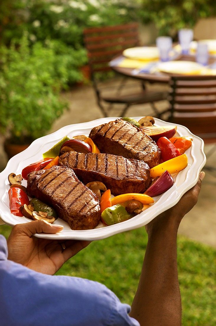 Steaks mit Gemüse vom Grill Rezept | EAT SMARTER