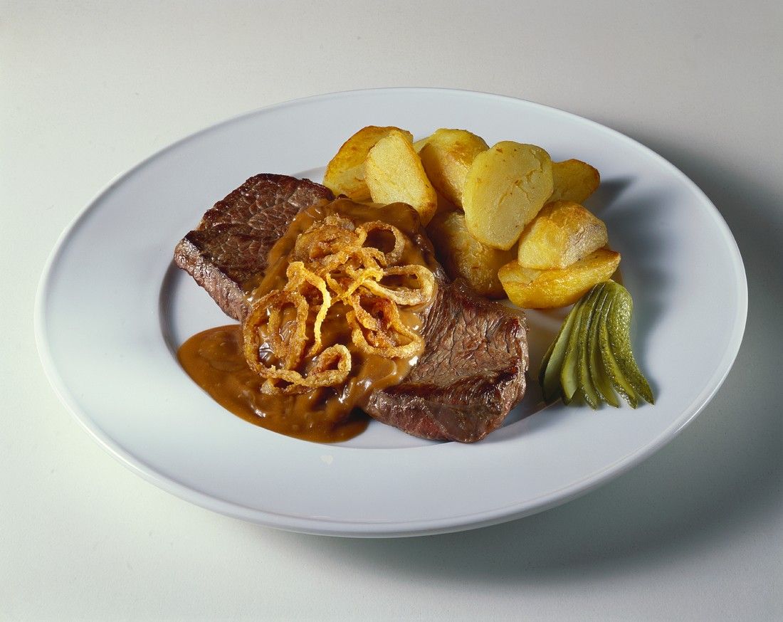 Steaks mit Zwiebelsauce und Röstkartoffeln Rezept | EAT SMARTER