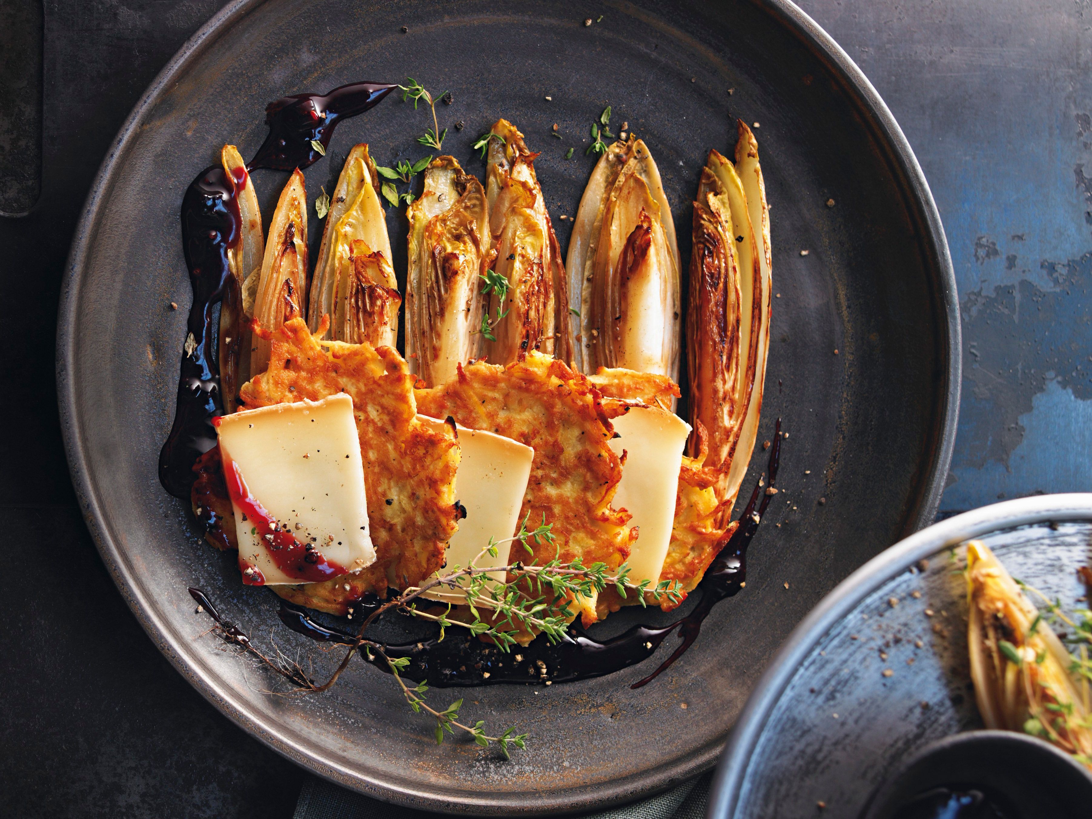 Steckrüben-Rösti mit Taleggio und Chicorée Rezept | EAT SMARTER
