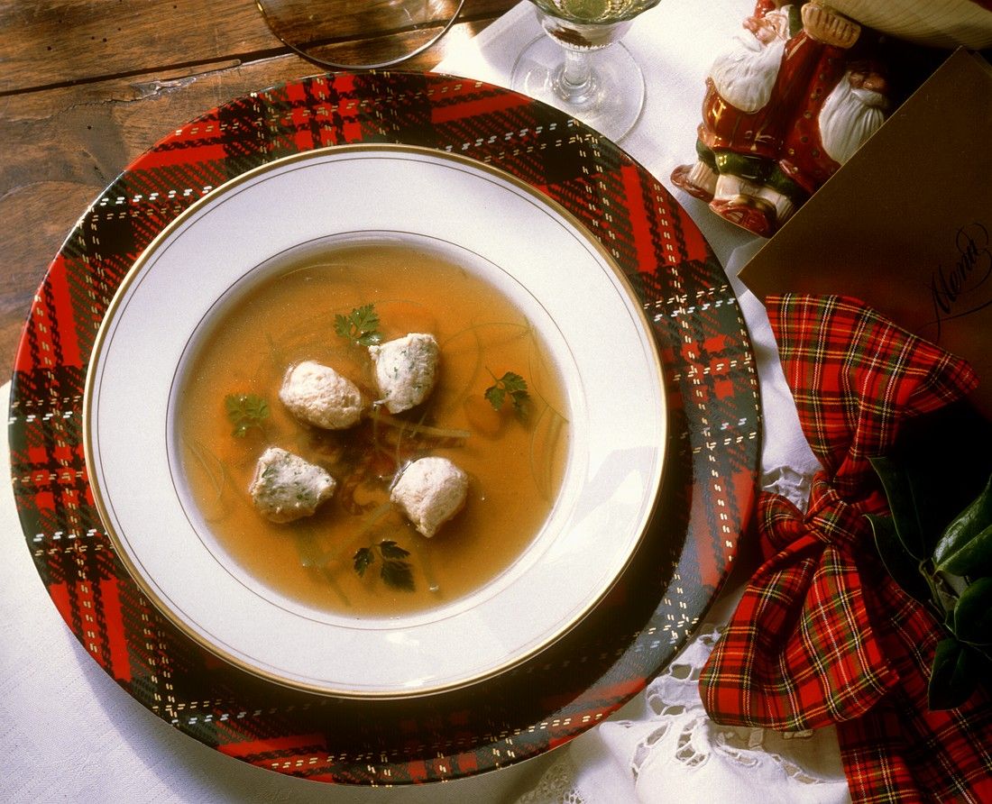 Suppe mit Brätklößchen Rezept | EAT SMARTER