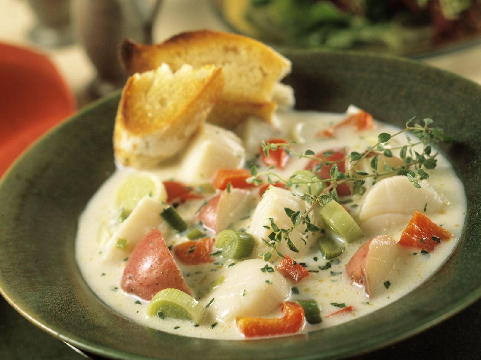 Suppe mit Jakobsmuscheln und Gemüse Rezept | EAT SMARTER