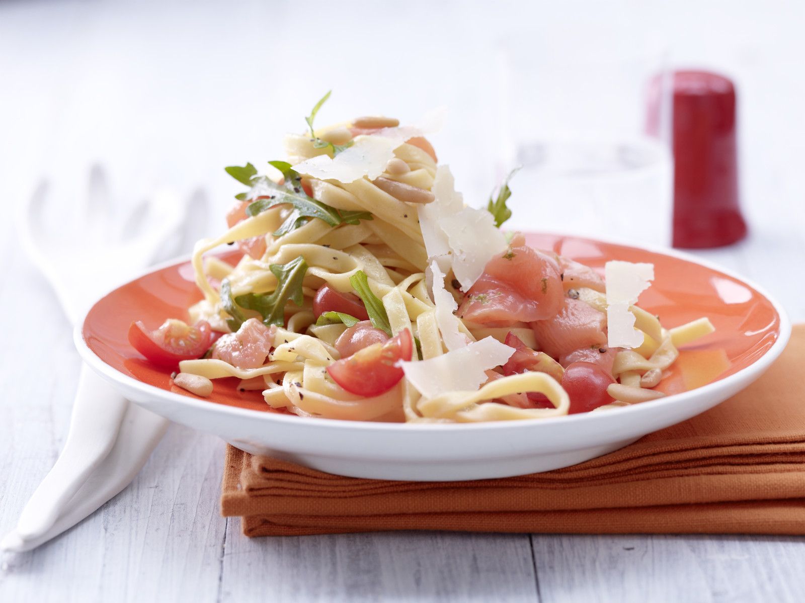 Tagliatelle und marinierter Lachs Rezept | EAT SMARTER