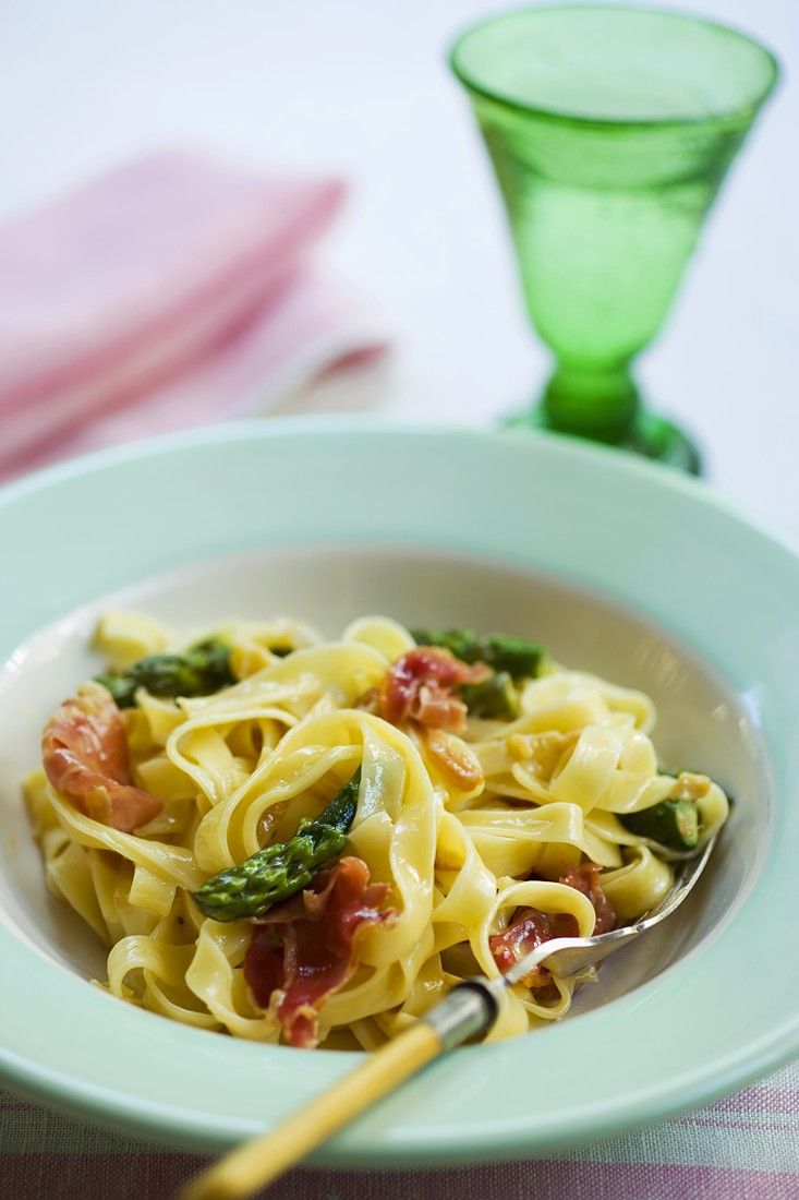 Tagliatelle mit grünem Spargel Rezept | EAT SMARTER