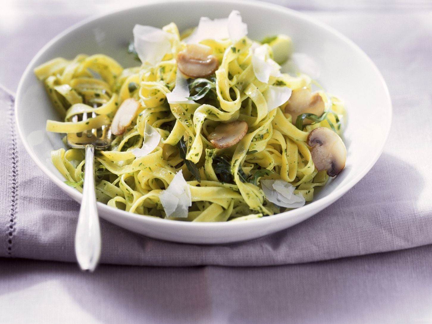 Tagliatelle mit Rucolapesto Rezept | EAT SMARTER