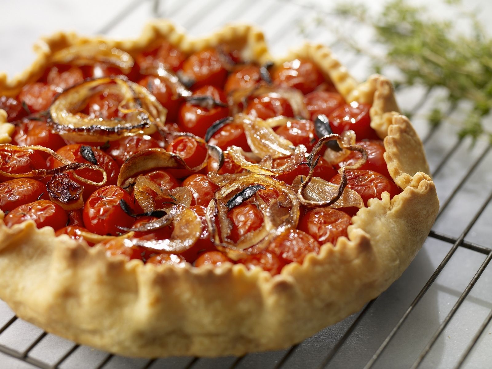 Tarte mit Zwiebeln und Tomate Rezept | EAT SMARTER