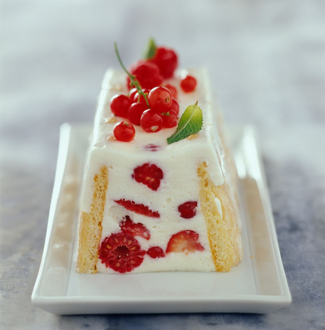 Terrinen mit Beeren und Löffelbiskuit Rezept | EAT SMARTER
