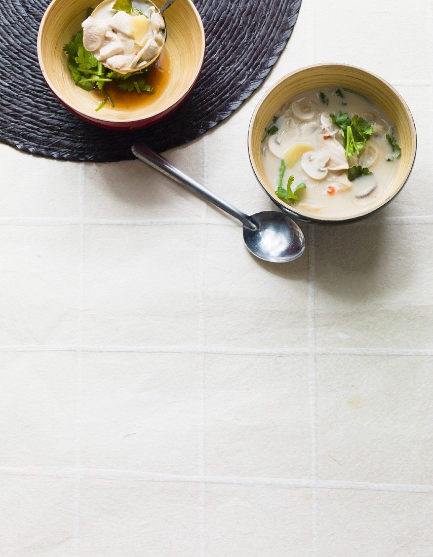 Thailändische Kokos-Hühnersuppe Rezept | EAT SMARTER