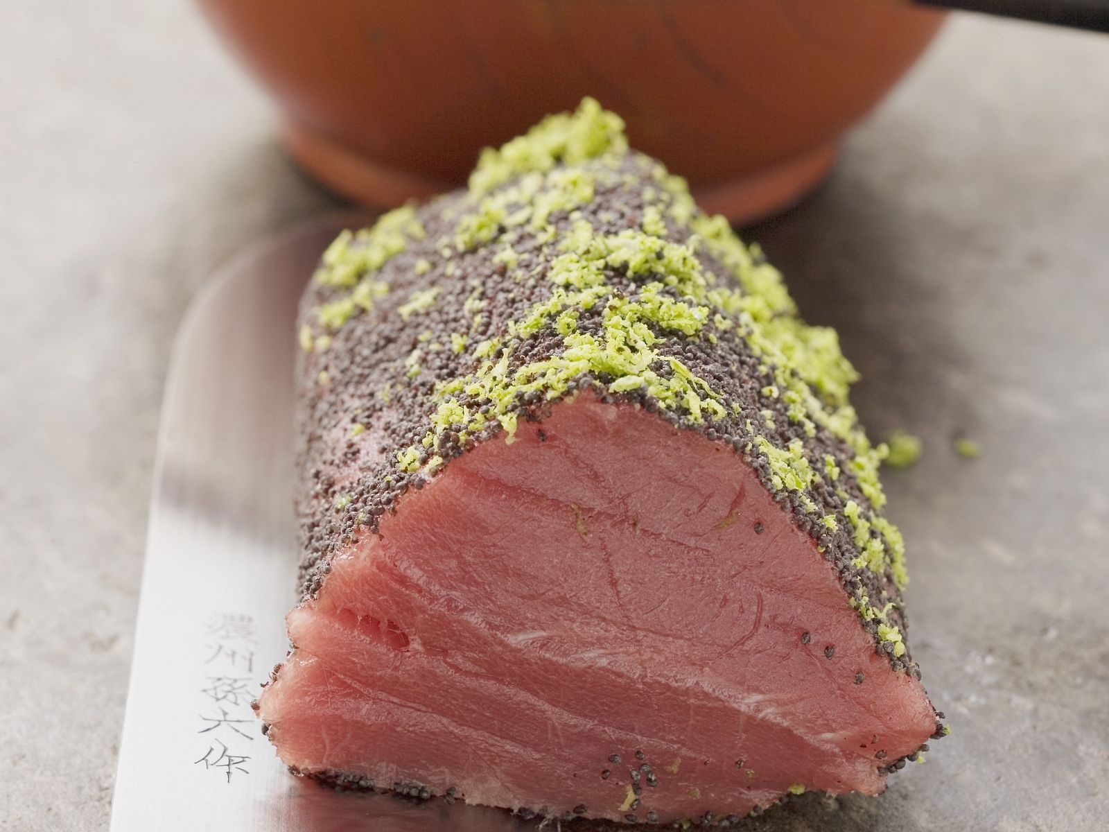 Thunfischfilet mit Mohn und Limettenabrieb Rezept | EAT SMARTER