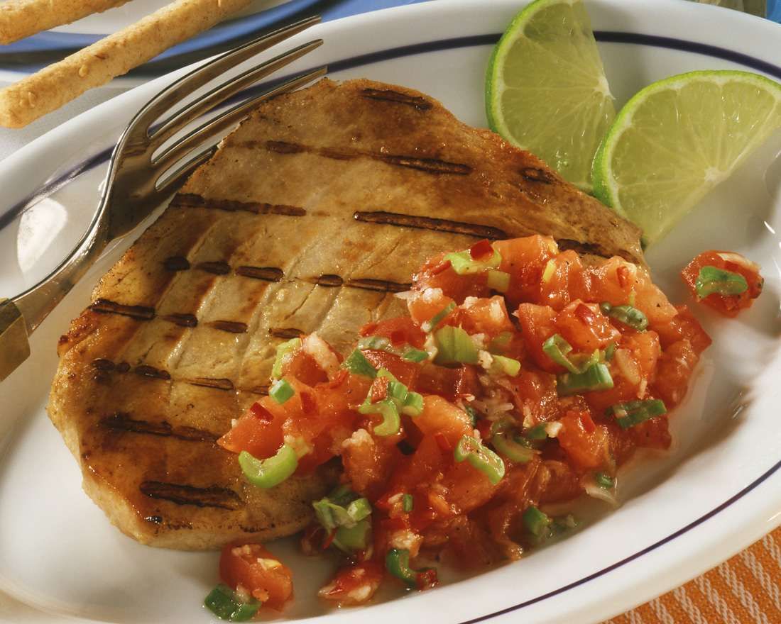Thunfischsteak mit Tomatensalsa Rezept | EAT SMARTER