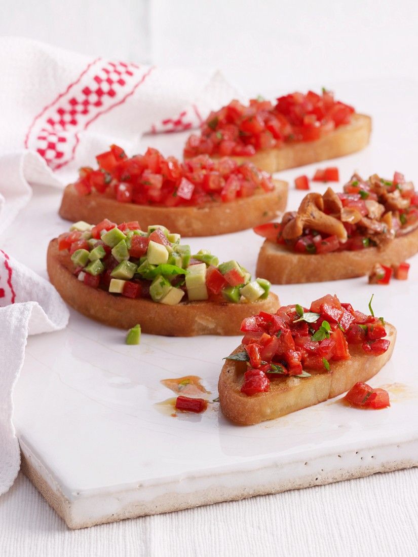 Tomaten-Crostini mit Paprika, Avocado und Pilzen Rezept | EAT SMARTER