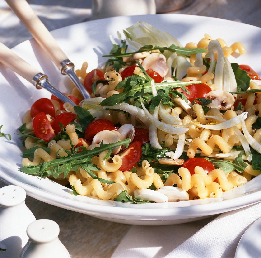 Tomaten-Nudel-Salat mit Rucola und Pilzen Rezept | EAT SMARTER