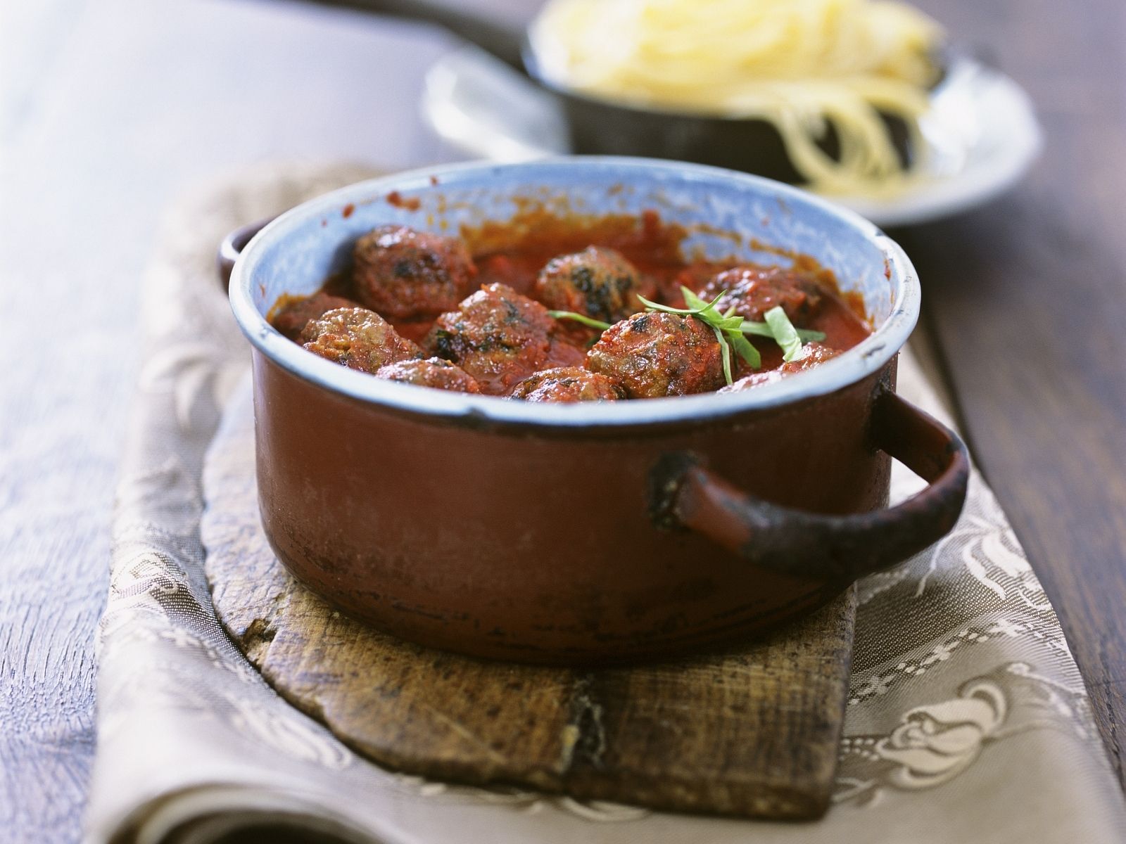 Tomatensoße mit Fleischbällchen zu Nudeln Rezept | EAT SMARTER