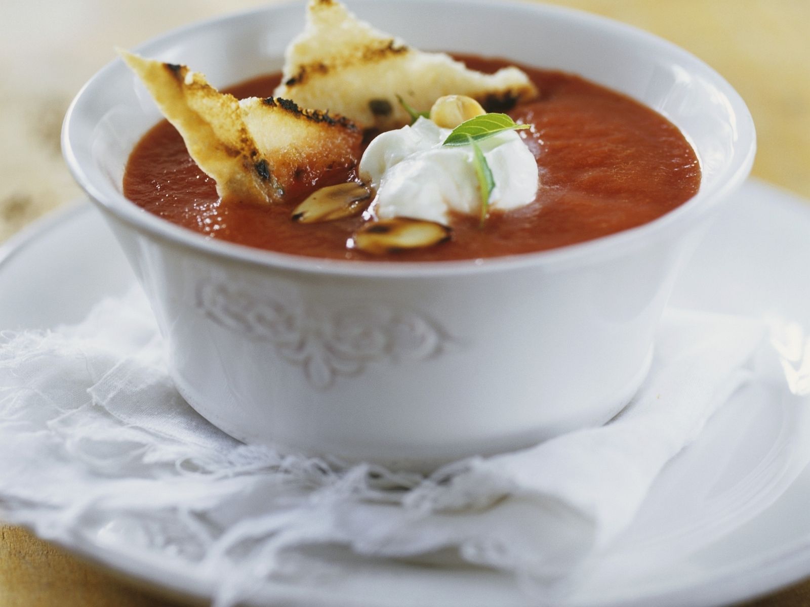 Tomatensuppe mit Schmand und Röstbrot Rezept | EAT SMARTER