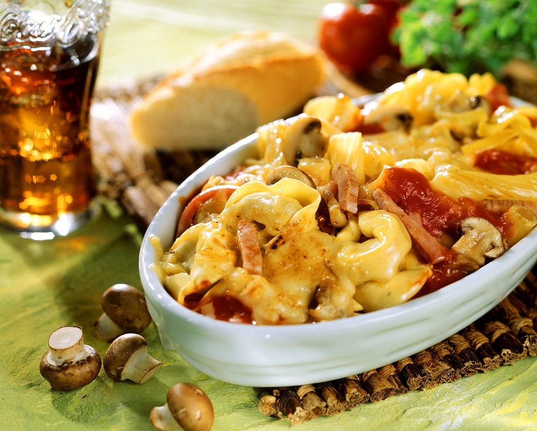 Tortellini-Schinken-Gratin mit Pilzen Rezept | EAT SMARTER