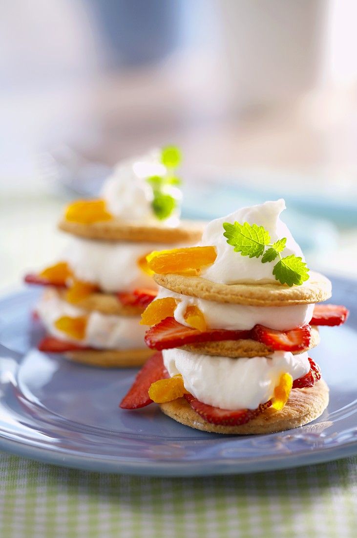 Turm aus Plätzchen, Sahne, Erdbeeren und Pfirsichen Rezept | EAT SMARTER
