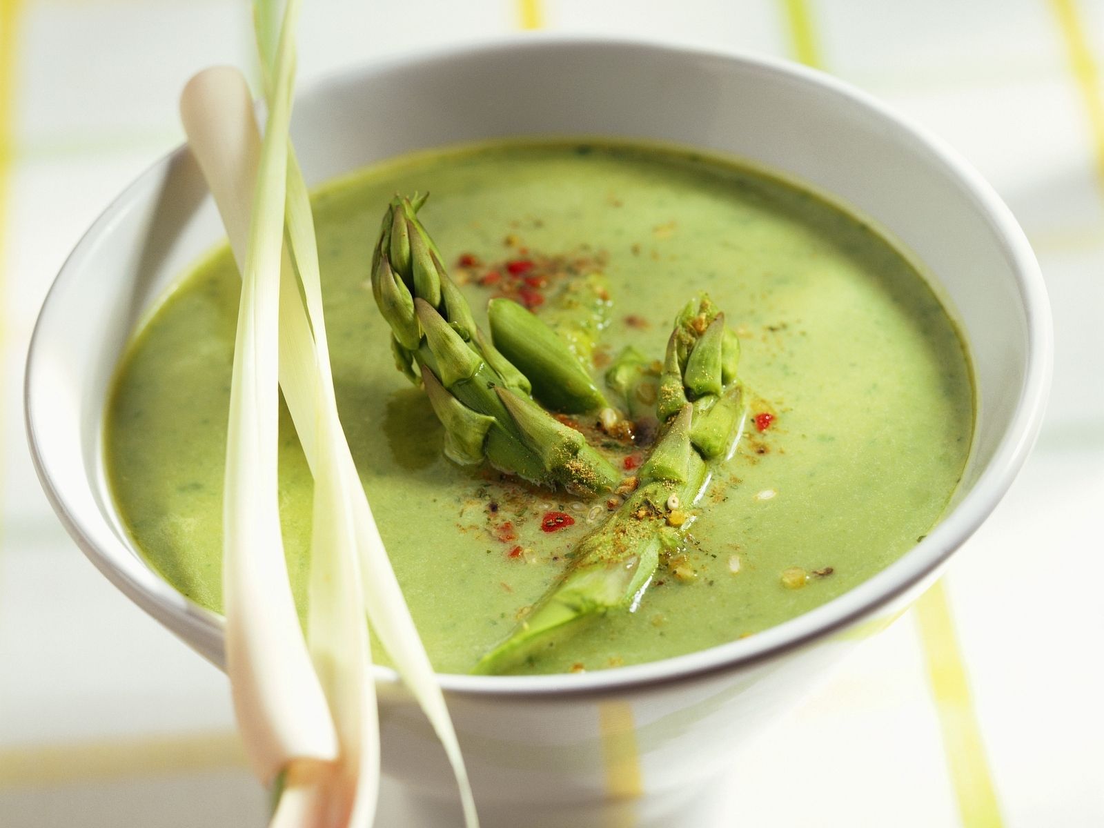 Spargelsuppe mit Kokos und Zitronengras Rezept | EAT SMARTER