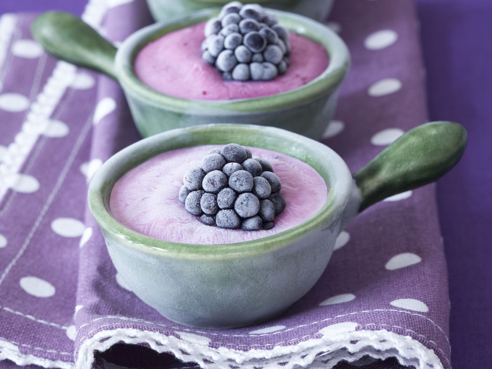 Veganes Brombeer-Eis Rezept | EAT SMARTER