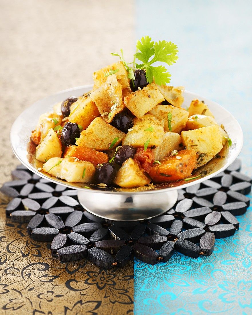 Vegetarische Tajine mit Kartoffeln und Möhren Rezept | EAT SMARTER