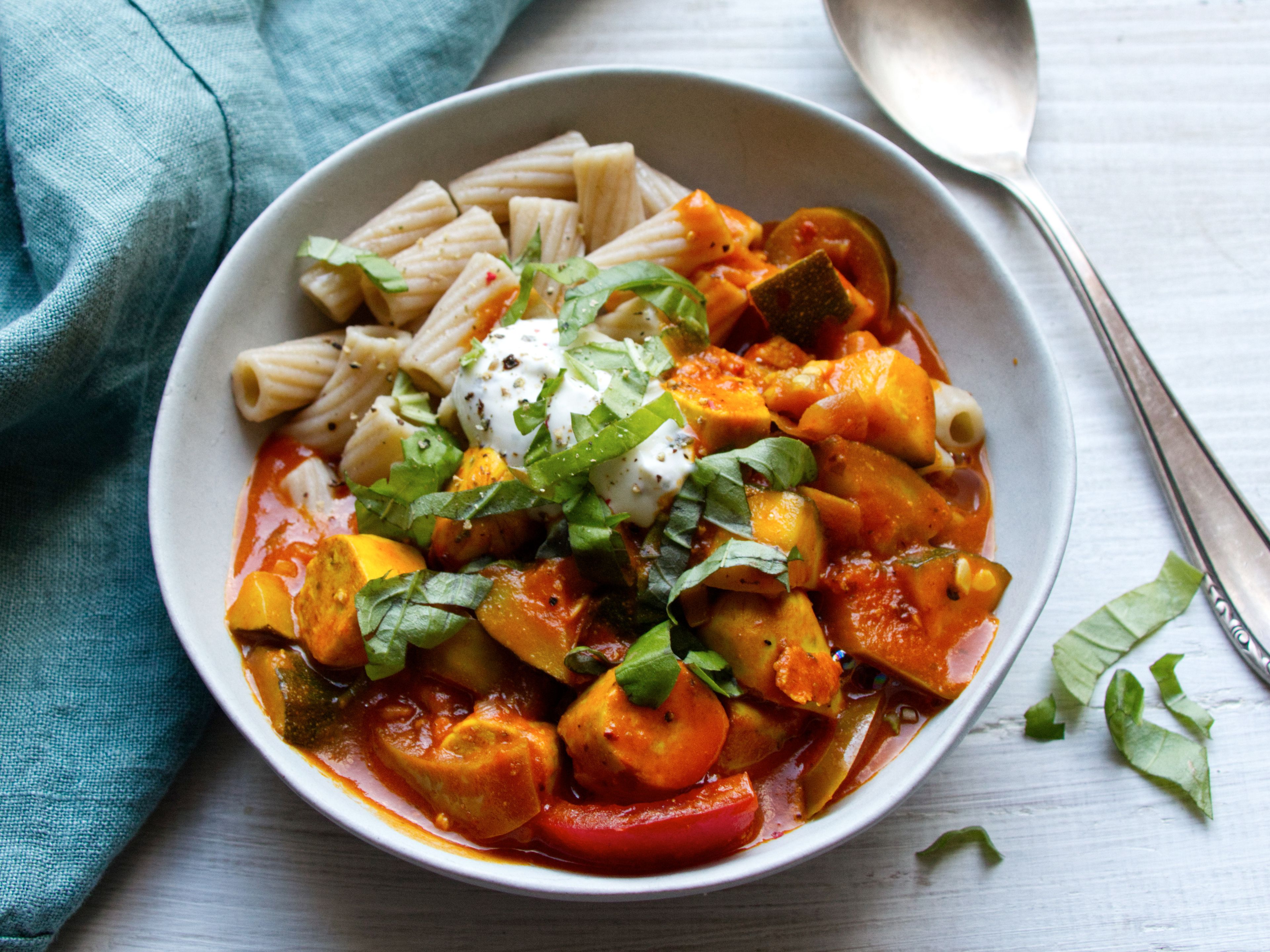 Vegetarisches Würstchengulasch Rezept | EAT SMARTER