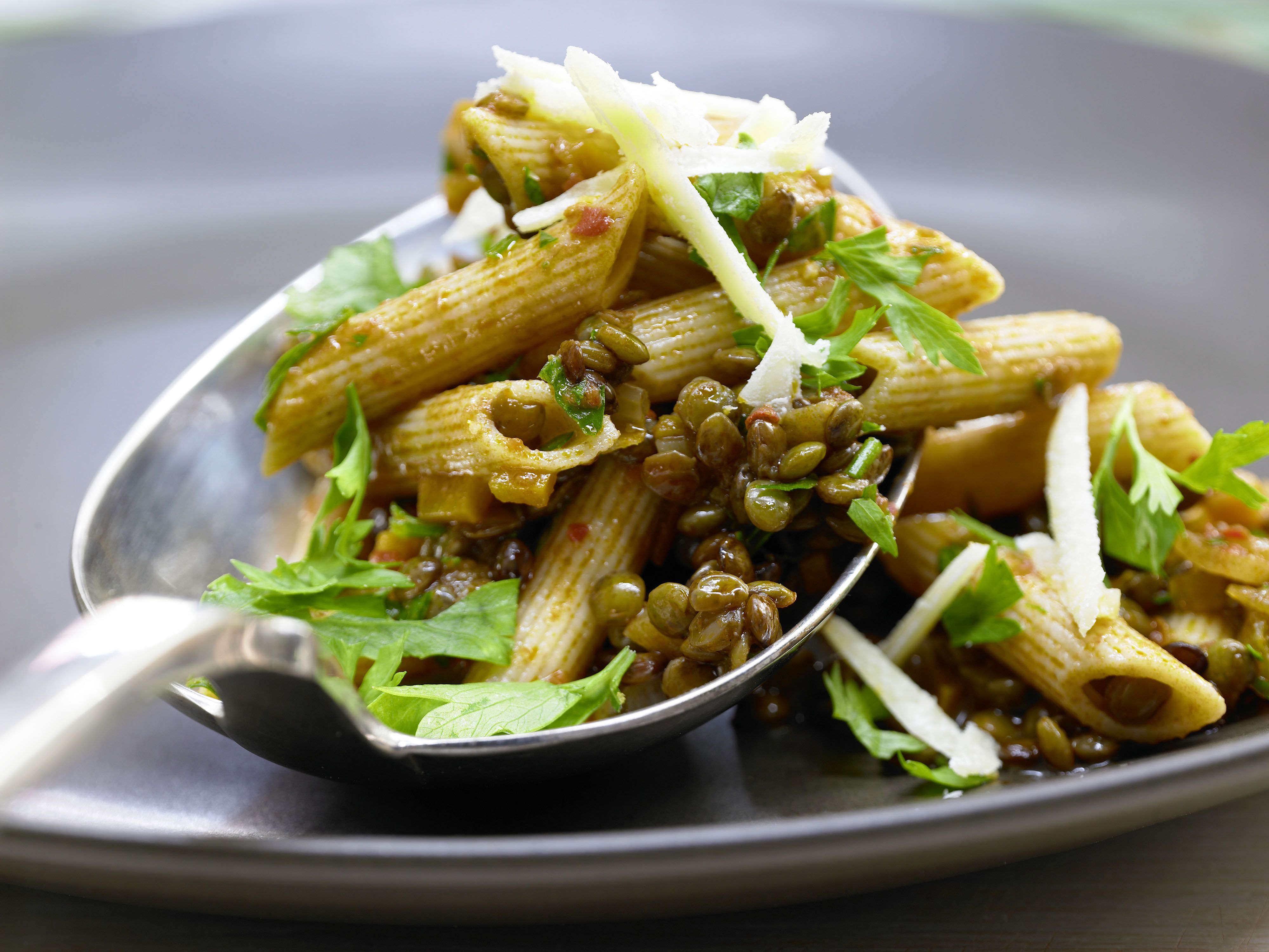 Vollkornnudeln mit Linsenbolognese Rezept | EAT SMARTER