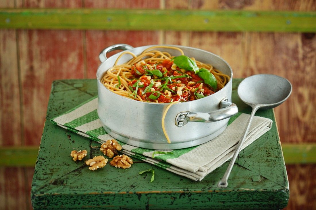Vollkornnudeln mit Tomatensauce und Nüssen Rezept | EAT SMARTER