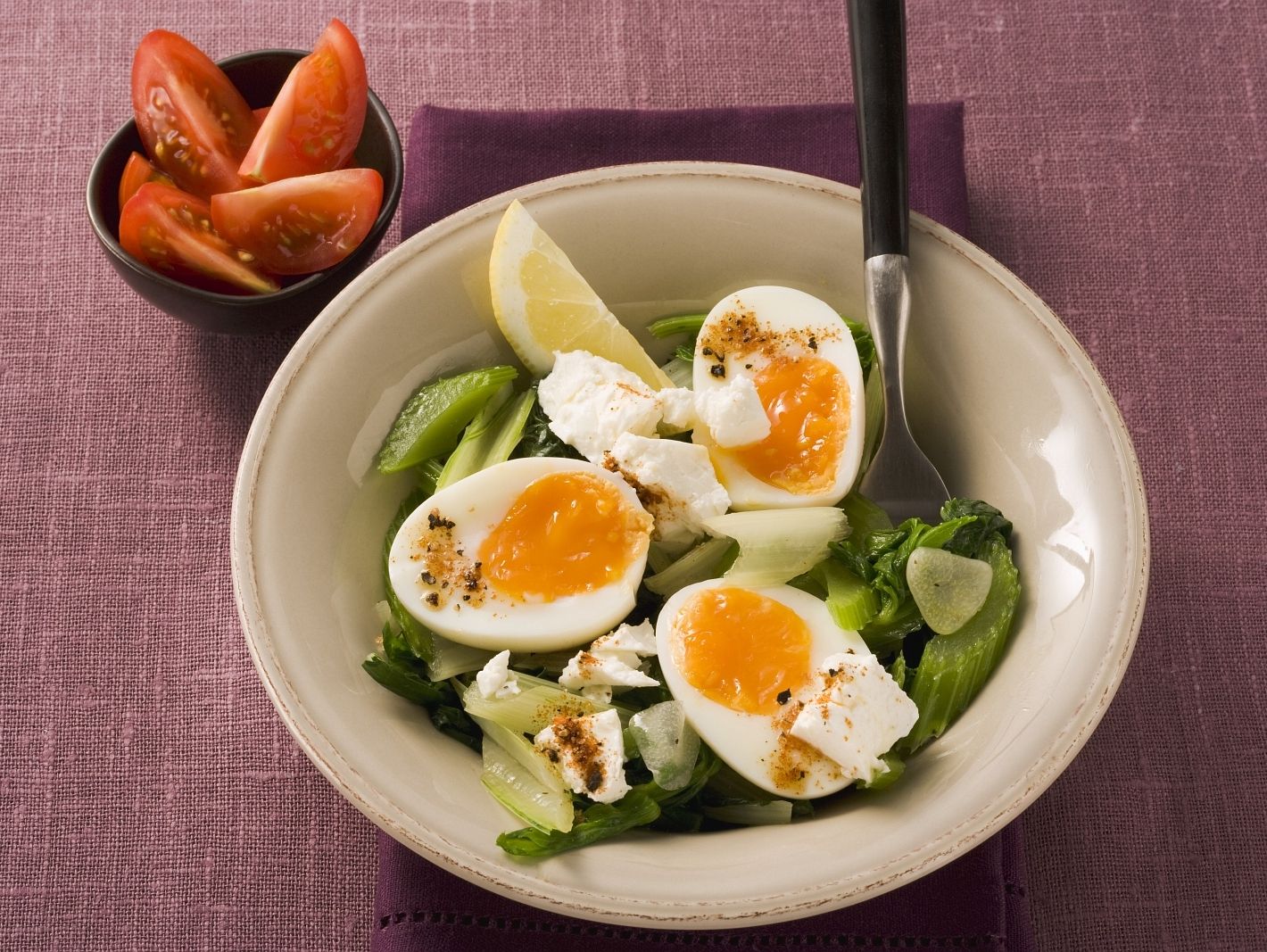 Wachsweiche Eier auf Mangold Rezept | EAT SMARTER
