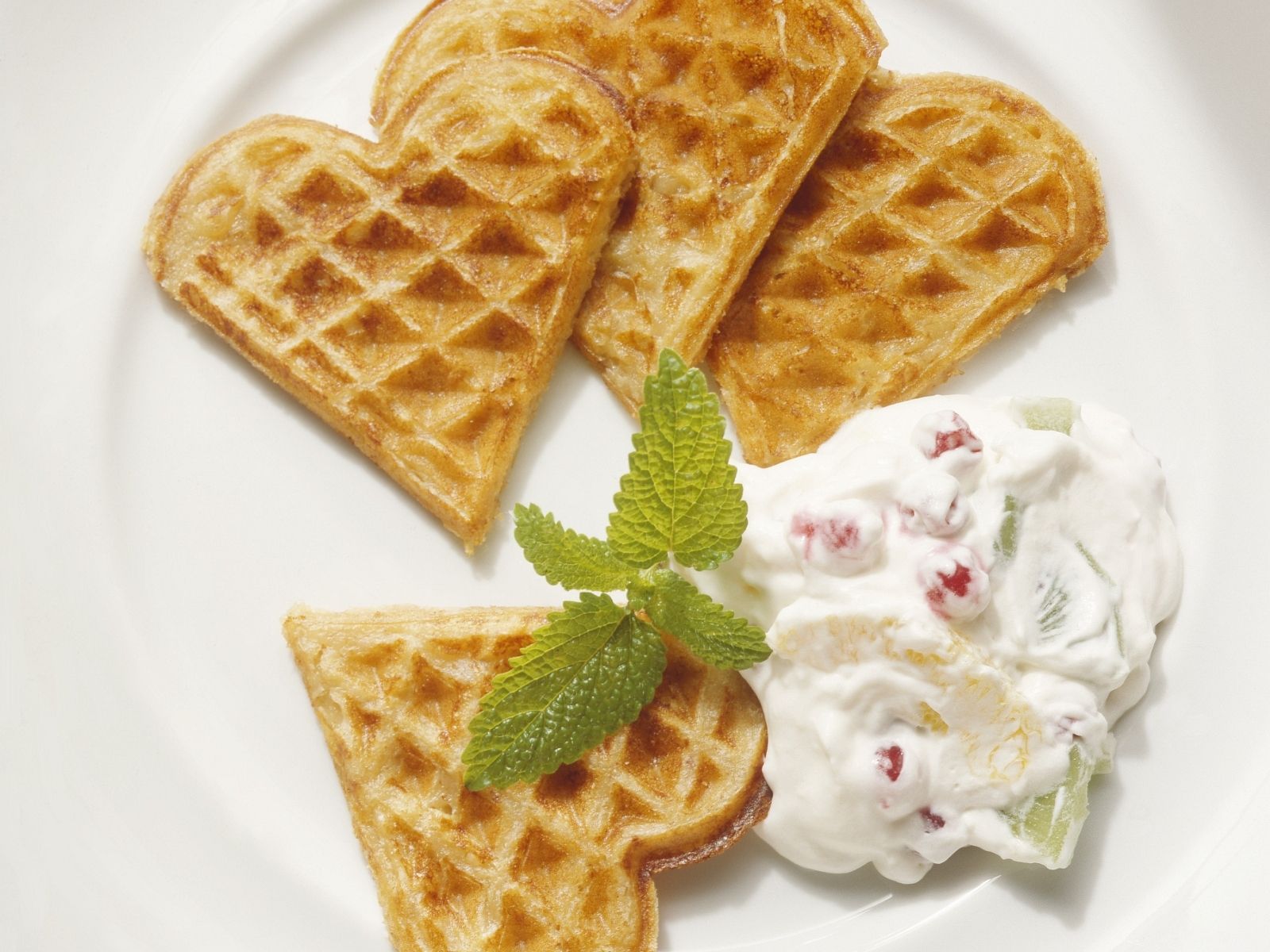 Waffelherzen Mit Fruchtesahne Rezept Eat Smarter 