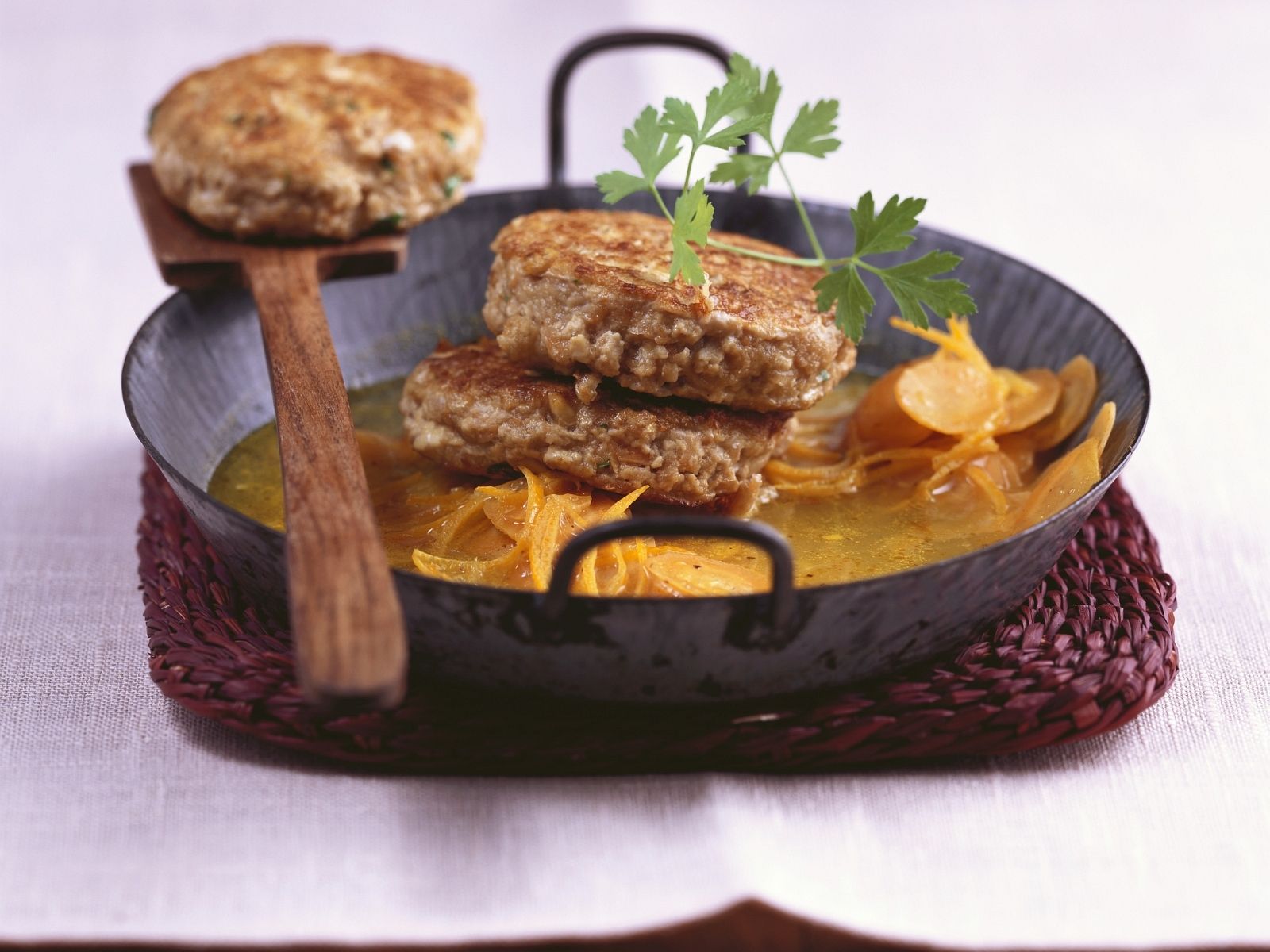 Walnuss-Tofu-Bratlinge mit Karottengemüse Rezept | EAT SMARTER