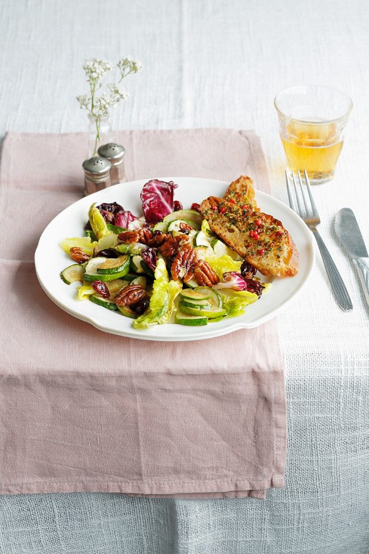Warmer Salat mit Radicchio, Zucchini und Nüssen Rezept | EAT SMARTER