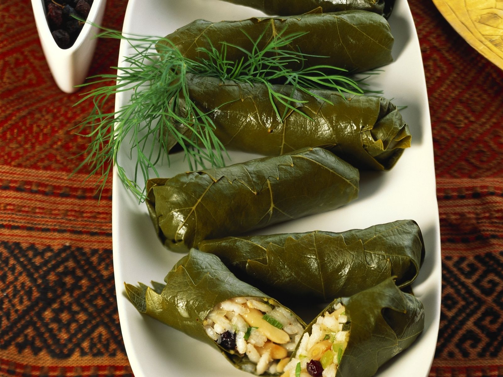 Weinblätter mit Reisfüllung (Dolmades) Rezept | EAT SMARTER Weinblätter mit Reisfüllung (Dolmades) Rezept | EAT SMARTER