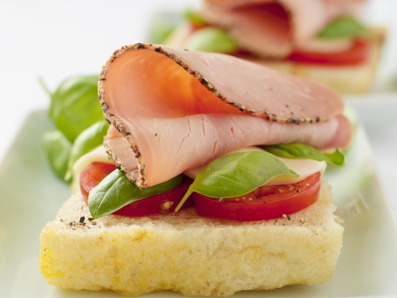 Weißbrot mit Schinken und Tomaten Rezept | EAT SMARTER