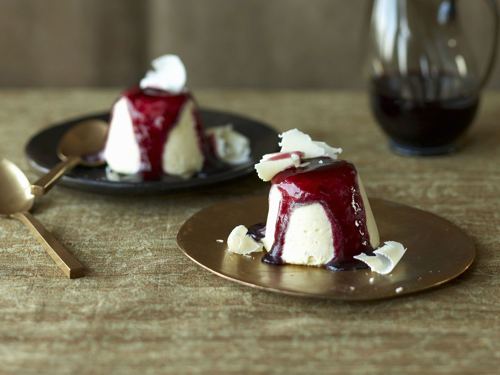 Weiße Schokoladencreme mit Rotweinsoße Rezept | EAT SMARTER