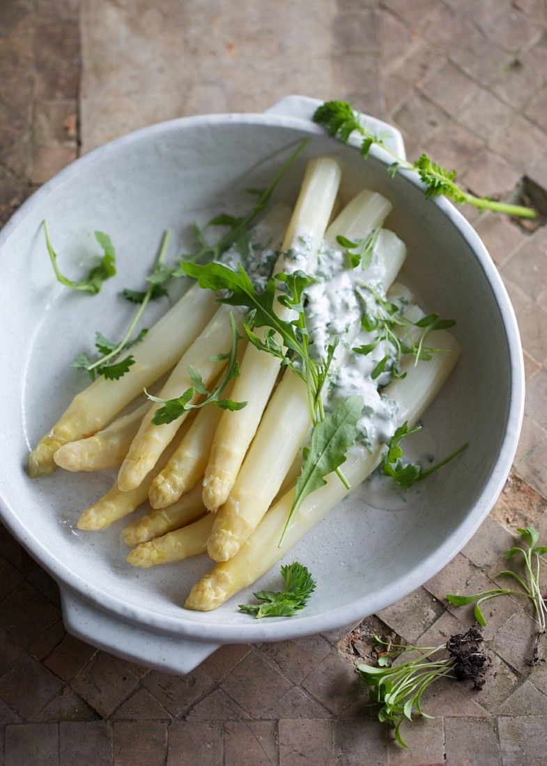 Weißer Spargel mit Kräuterjoghurt Rezept | EAT SMARTER Weißer Spargel mit Kräuterjoghurt Rezept | EAT SMARTER