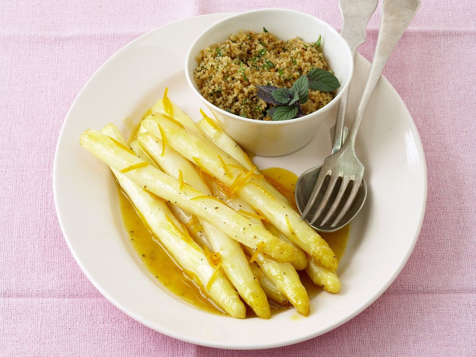 Weißer Spargel mit Orangensauce und Couscous-image