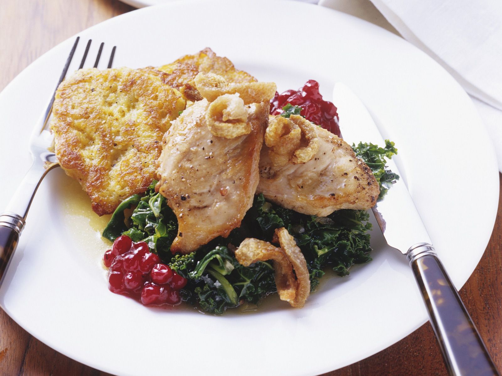 Wildente mit Grünkohlgemüse und Preiselbeeren Rezept | EAT SMARTER