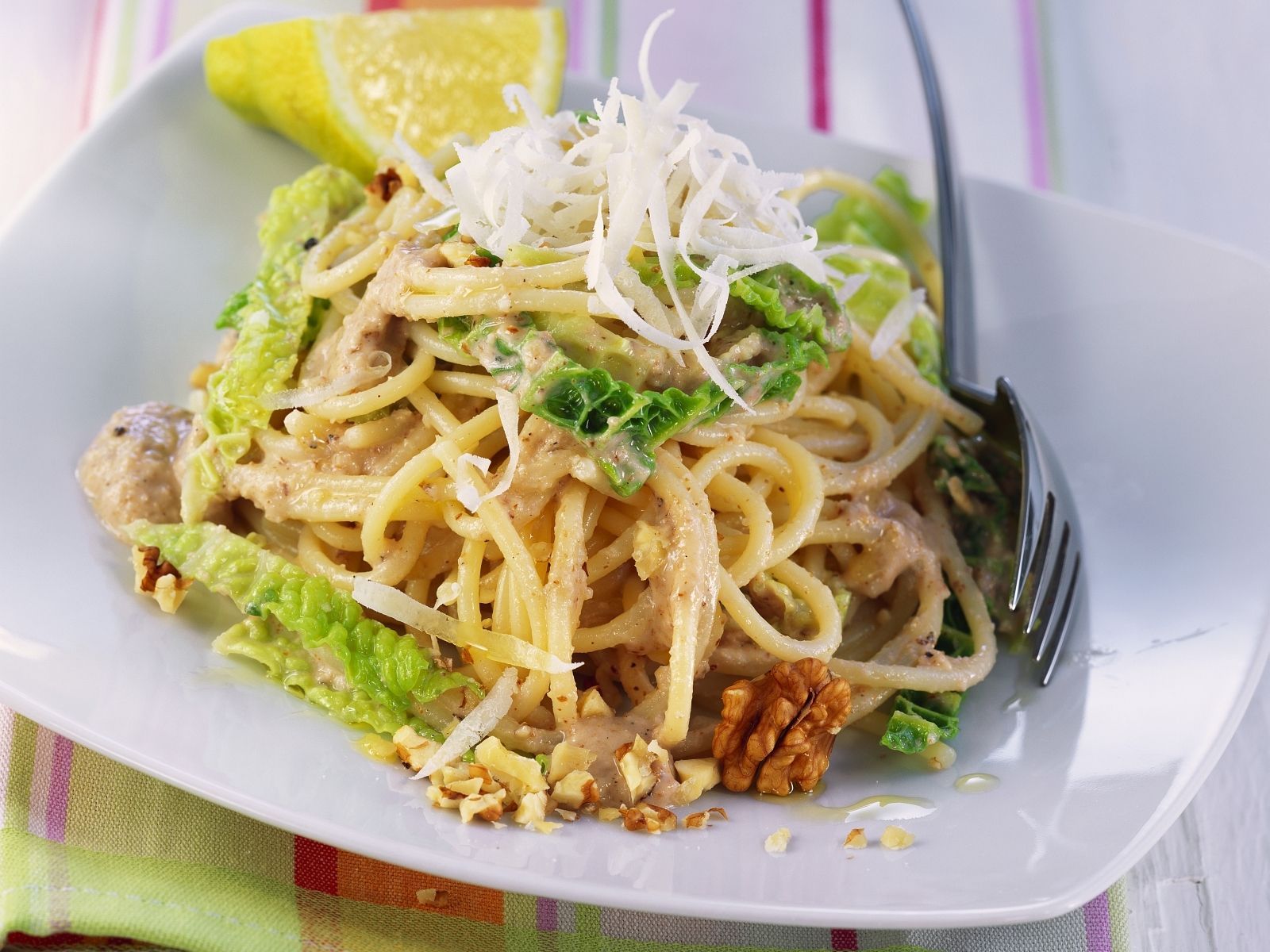 Wirsing-Nudeln Rezept | EAT SMARTER