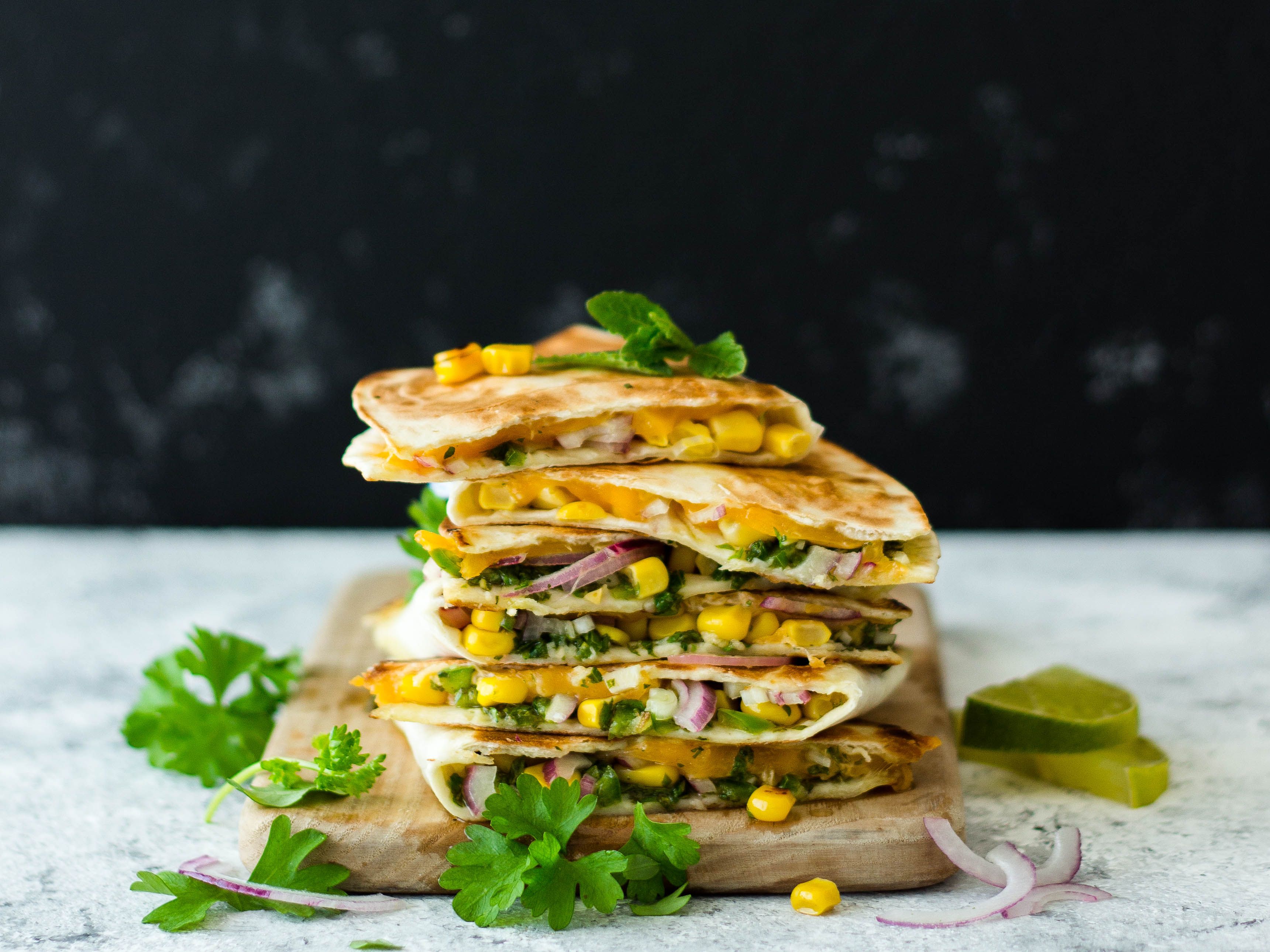 Würzige Quesadillas mit Salsa verde Rezept | EAT SMARTER