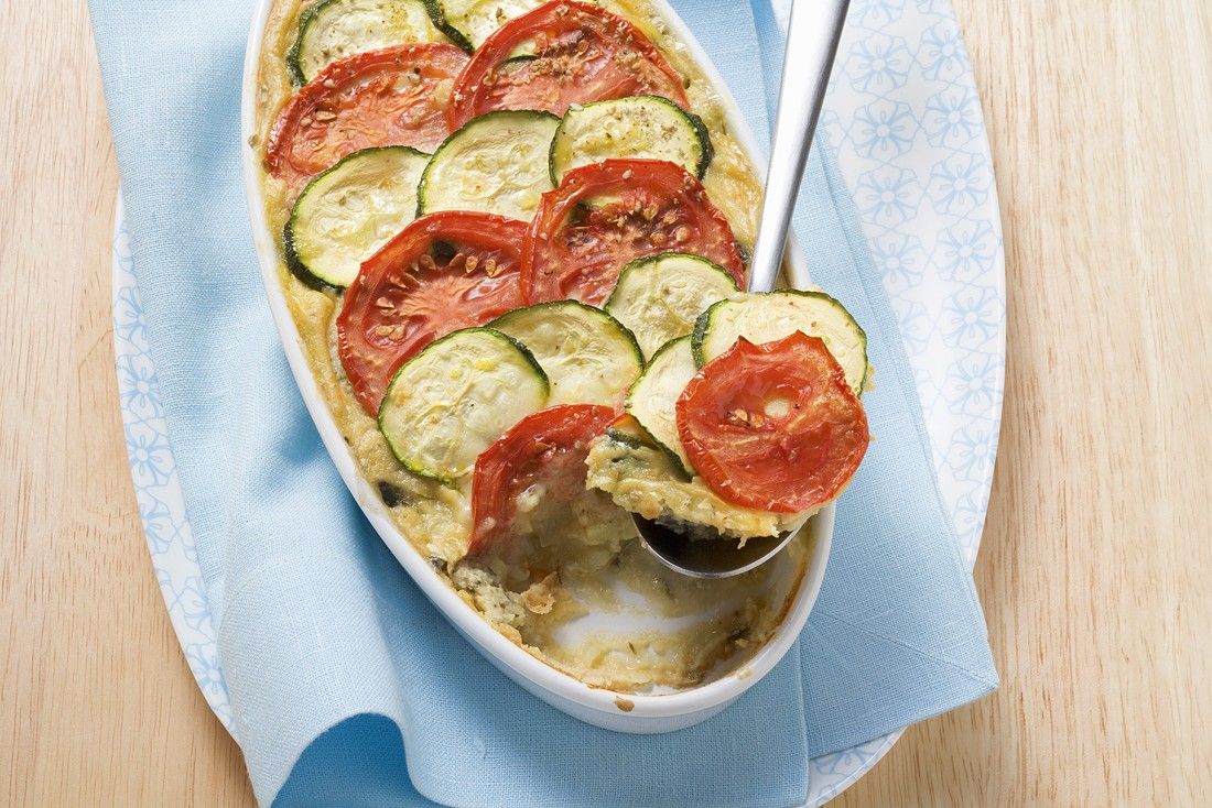 Zucchini-Auberginen-Moussaka mit Tomaten Rezept | EAT SMARTER