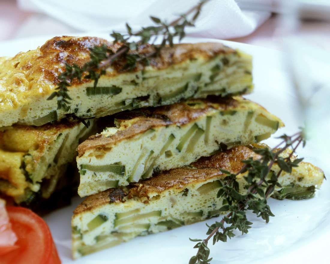 Zucchini-Frittata mit frischem Thymian Rezept | EAT SMARTER Zucchini-Frittata mit frischem Thymian Rezept | EAT SMARTER