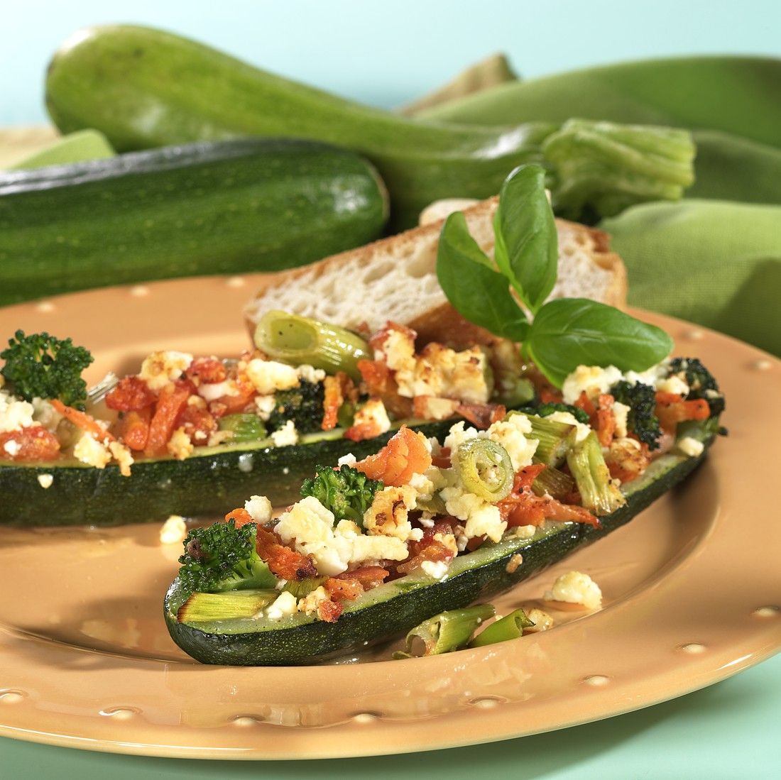 Zucchini mit Gemüse-Feta-Füllung Rezept | EAT SMARTER Zucchini mit Gemüse-Feta-Füllung Rezept | EAT SMARTER