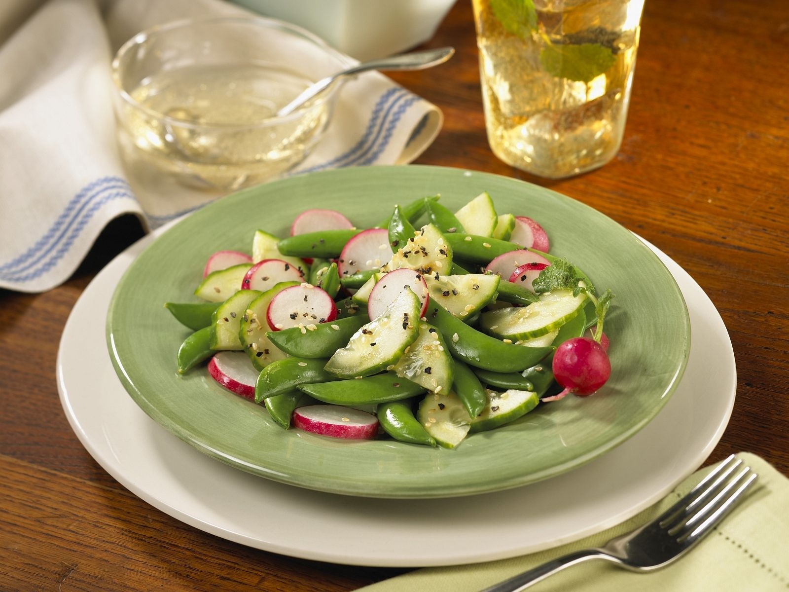 Zuckerschoten-Gurken-Salat mit Radieschen und Sesamsaat Rezept | EAT ...