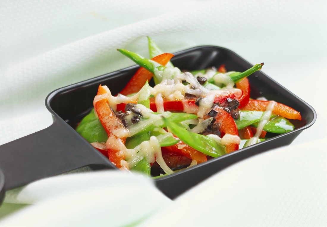 ZuckerschotenPaprikaRaclette Rezept EAT SMARTER