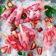 Erdbeer-Kokoswasser-Eis am Stiel