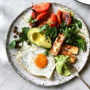 Herzhaftes Frühstück mit Spiegelei, Avocado und Tomaten