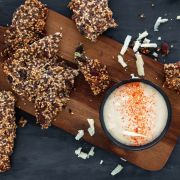 Keto-Cracker mit pikantem Käsedip
